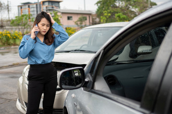 女人司机调用<strong>保险</strong>后车事故之前采取图片和发送<strong>保险</strong>在线车事故<strong>保险</strong>索赔的想法后提交照片和证据<strong>保险</strong>公司