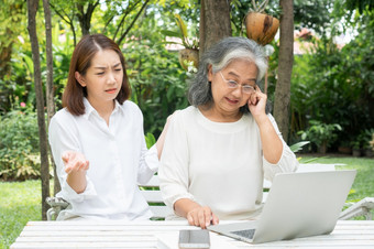 亚洲女儿教学老上了年纪的女人使用在线社会媒体电脑移动PC后退休概念学习技术和适应的上了年纪的