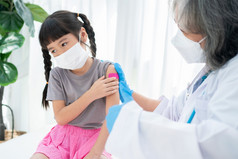 医生粘贴的药用石膏后接种疫苗肩膀亚洲女孩孩子们医院儿科医生使疫苗接种为孩子们疫苗接种免疫接种疾病预防概念