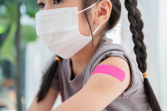 特写镜头药用石膏后接种疫苗肩膀亚洲女孩孩子们医院儿科医生使疫苗接种为孩子们疫苗接种免疫接种<strong>疾病预防</strong>概念