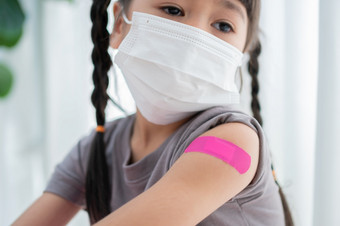 特写镜头药用石膏后<strong>接种疫苗</strong>肩膀亚洲女孩孩子们医院儿科医生使<strong>疫苗接种</strong>为孩子们<strong>疫苗接种</strong>免疫<strong>接种</strong>疾病预防概念