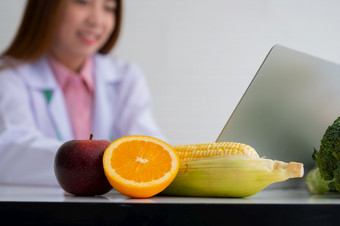 肖像亚洲微笑女营养学家打字移动PC电脑为平衡纠正饮食计划为病人重量损失建议概念健康的生活方式健康的食物节食