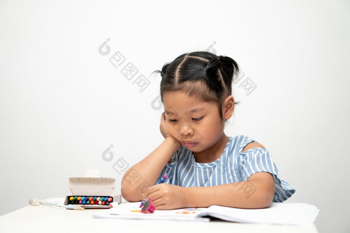 可爱的可爱的亚洲少数民族孩子女孩持有颜色笔画和绘画的表格她有有趣的和笑着说概念学习和享受有创意的爱好孩子发展