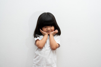 肖像快乐和有趣的亚洲孩子女孩白色背景孩子看相机学前教育孩子做<strong>梦</strong>填满与能源感觉<strong>健康</strong>的和好概念