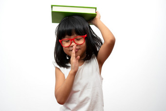 有趣的和快乐亚洲小学前教育女孩穿红色的眼镜持有绿色书的<strong>头</strong>白色孤立的<strong>背景</strong>概念学校孩子和教育小学和学前教育首<strong>页</strong>学校