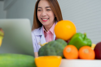 肖像亚洲微笑女营养学家打字移动PC电脑为平衡纠正饮食计划为病人重量损失建议概念<strong>健康</strong>的生活方式<strong>健康</strong>的食物<strong>节</strong>食