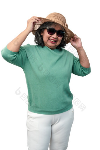 肖像快乐亚洲高级女人穿太阳镜和他站孤立的白色背景概念旅游享受和有趣的情人节一天后退休退休生活方式