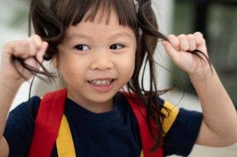 肖像快乐和有趣的亚洲孩子女孩白色背景孩子看相机学前<strong>教育</strong>孩子做<strong>梦</strong>填满与能源感觉健康的和好概念