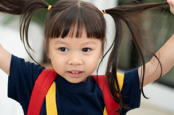 肖像快乐和有趣的亚洲孩子女孩白色背景孩子看相机学前<strong>教育</strong>孩子做<strong>梦</strong>填满与能源感觉健康的和好概念