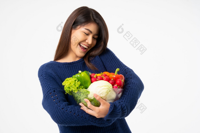 肖像美丽的微笑亚洲女人持有碗完整的新鲜的有机蔬菜孤立的白色背景概念健康的食物营养概念健康的食物营养素食者