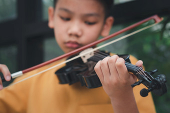 小亚洲孩子玩和实践小提琴<strong>音乐</strong>的字符串仪器对首页概念<strong>音乐</strong>的教育灵感少年艺术<strong>学校</strong>学生