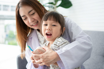 亚洲女<strong>牙医</strong>教学可爱的<strong>小</strong>女孩刷牙牙齿与牙刷和口腔学家告诉女孩孩子关于口服卫生牙科诊所教育和预防蛀牙概念