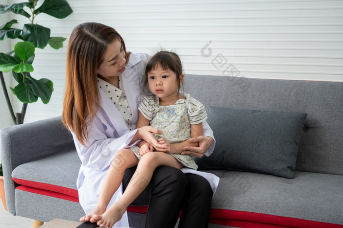 亚洲女牙医教学可爱的小女孩刷牙牙齿与牙刷和口腔学家告诉女孩孩子关于口服卫生牙科诊所教育和预防蛀牙概念