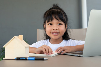 亚洲女孩<strong>学生</strong>使用的移动PC为在线学习类和做家庭作业首页<strong>教育</strong>和距离学习为孩子们在家<strong>教育</strong>概念