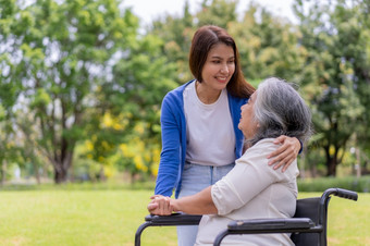 亚洲小心照顾者<strong>护士</strong>持有的<strong>病人</strong>手和鼓励的<strong>病人</strong>轮椅概念快乐退休与哪从照顾者和储蓄和高级健康保险
