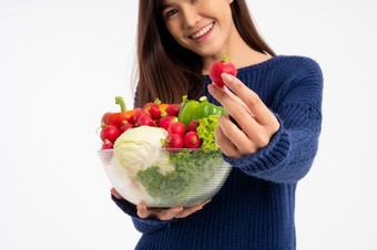 肖像美丽的微笑亚洲女人持有碗完整的新鲜的有机蔬菜孤立的白色背景概念健康的食物营养概念健康的食物营养素食者