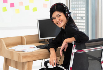 亚洲业务女人视频会议为说话的同事们工作从首页办公室穿耳机女孩学生会说话的视频会议调用女老师教练从首页生活房间
