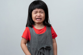 肖像亚洲愤怒的伤心和哭小女孩白色孤立的背景的情感孩子当发脾气和疯了表达式脾气暴躁的情感孩子情感控制概念