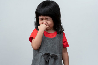 肖像亚洲愤怒的伤心和哭小女孩白色孤立的背景的情感孩子当发脾气和疯了表达式脾气暴躁的情感孩子情感控制概念