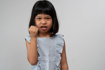 肖像亚洲愤怒的和伤心小女孩白色孤立的背景的情感孩子当发脾气和<strong>疯</strong>了表达式脾气暴躁的情感孩子情感控制概念