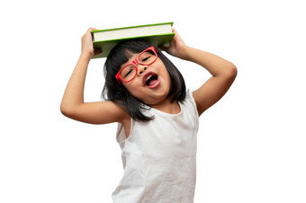 有趣的和快乐亚洲小<strong>学前</strong>教育女孩穿红色的眼镜持有绿色书的头白色孤立的<strong>背景</strong>概念学校孩子和教育小学和<strong>学前</strong>教育首页学校