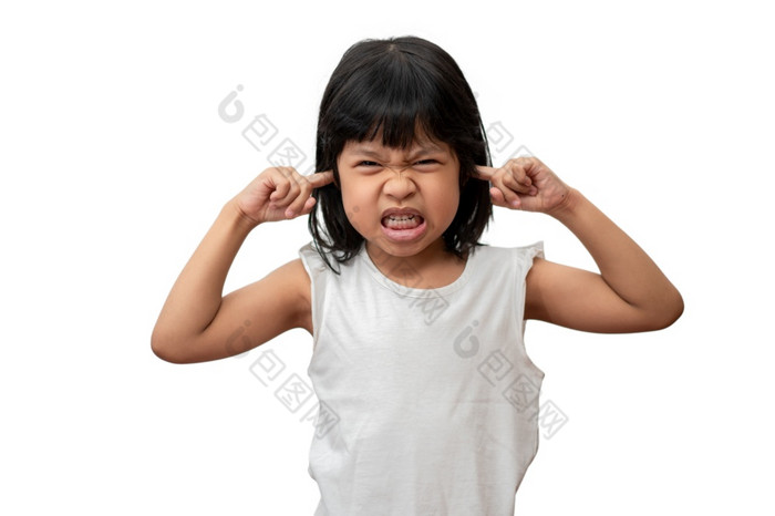 肖像愤怒的情感亚洲女孩尖叫和沮丧大喊大叫与愤怒疯狂的和大喊大叫和手封面耳朵白色背景注意赤字多动障碍多动症概念