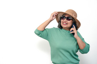 肖像快乐亚洲高级女人穿太阳镜他和持有智能<strong>手机</strong>站孤立的白色背景概念旅游享受和有趣的情人<strong>节</strong>一天后退休