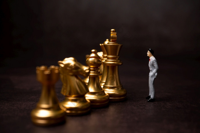 数据商人站前面的金国际象棋黑色的孤立的背景概念业务分析和策略步进成的启动新业务球员