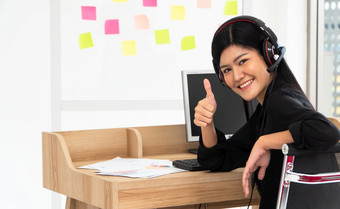 亚洲业务女人视频会议为说话的同事们工作从首页办公室穿耳机女孩学生会说话的视频会议调用女老师教练从首页生活房间