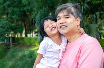 亚洲<strong>父亲</strong>携带可爱的<strong>女儿</strong>她的胸部这两个的<strong>父亲</strong>和<strong>女儿</strong>笑了笑幸福的亚洲家庭和爱概念
