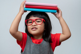 有趣的和快乐亚洲小学前<strong>教育</strong>女孩穿红色的眼镜持有绿色书的头白色孤立的背景概念学校孩子和<strong>教育</strong>小学和学前<strong>教育</strong>首页学校