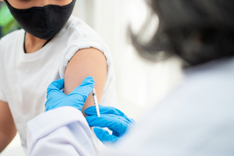 医生持有注射器为准备接种疫苗的肩膀亚洲男孩孩子们的医院儿科医生使疫苗接种为孩子们疫苗接种免疫接种<strong>疾病预防</strong>概念