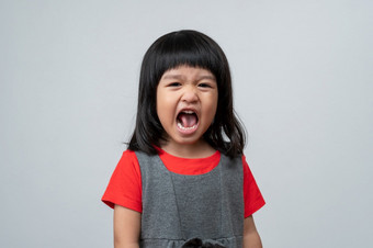 肖像愤怒的情感亚洲女孩<strong>尖叫</strong>和沮丧大喊大叫与愤怒疯狂的和大喊大叫白色背景概念注意赤字多动障碍多动症