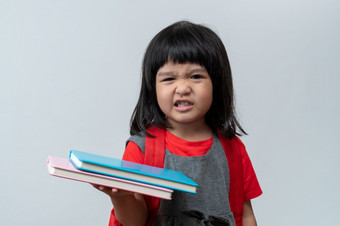 快乐亚洲小学前教育女孩穿红色的眼镜持有书和红色的背包白色孤立的背景概念学校孩子和教育小学和学前教育首页学校