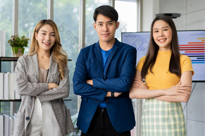 集团亚洲年轻的企业家有创意的人看相机和微笑后头脑风暴工作在一起的办公室stratup业务团队讨论了和股票的想法为新项目