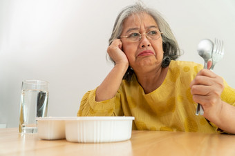 不开心亚洲高级女人厌食症和说准备好了餐上了年纪的<strong>首页</strong>独自一人和无聊食物和食欲