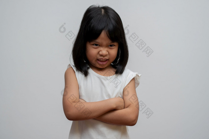 肖像亚洲愤怒的和伤心小女孩白色孤立的背景的情感孩子当发脾气和疯了表达式脾气暴躁的情感孩子情感控制概念
