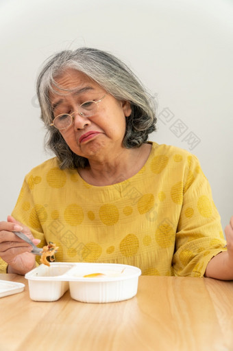 不开心亚洲高级女人厌食症和说准备好了餐上了年纪的首页独自一人和无聊食物和食欲