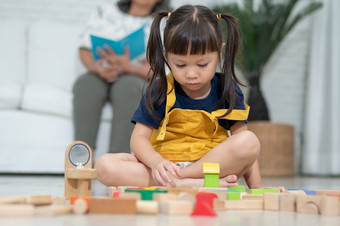 <strong>可爱</strong>的亚洲小女孩玩与色彩斑斓的玩具块孩子们玩与教育玩具幼儿园托儿所有创意的玩孩子发展概念蹒跚学步的孩子托儿所