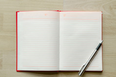 空白笔记本与笔木表格文本输入区域