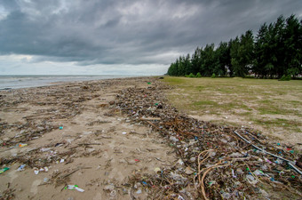 塑料浪费那填满的海滩