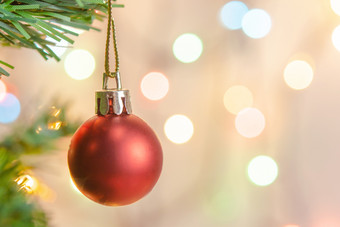 圣诞节装饰<strong>挂红</strong>色的球松分支机构圣诞节树加兰和饰品在摘要散景背景与复制空间