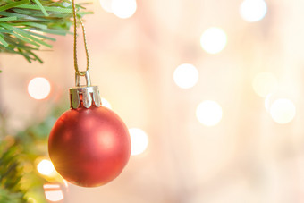 圣诞节装饰<strong>挂红</strong>色的球松分支机构圣诞节树加兰和饰品在摘要散景背景与复制空间