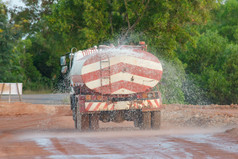水卡车喷雾水为新路建设网站
