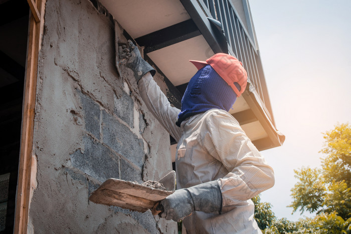 建设工人抹建筑墙使用水泥石膏