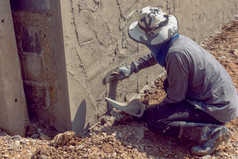 建设工人抹建筑墙使用水泥石膏