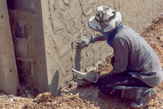 建设工人抹建筑墙使用水泥石膏