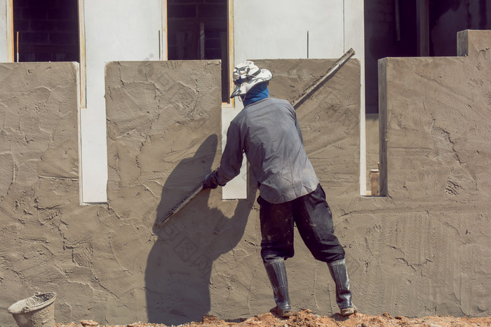 建设工人抹建筑墙使用水泥石膏