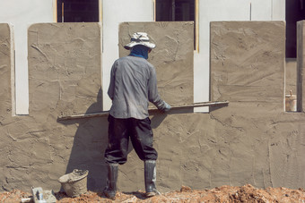 建设工人抹建筑墙使用水泥石膏