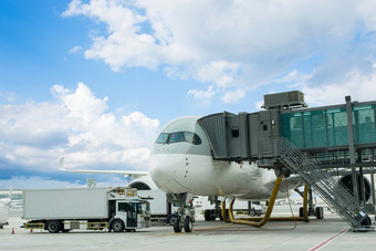 加载货物飞机机场货物飞机加载为物流和运输视图通过窗口乘客终端